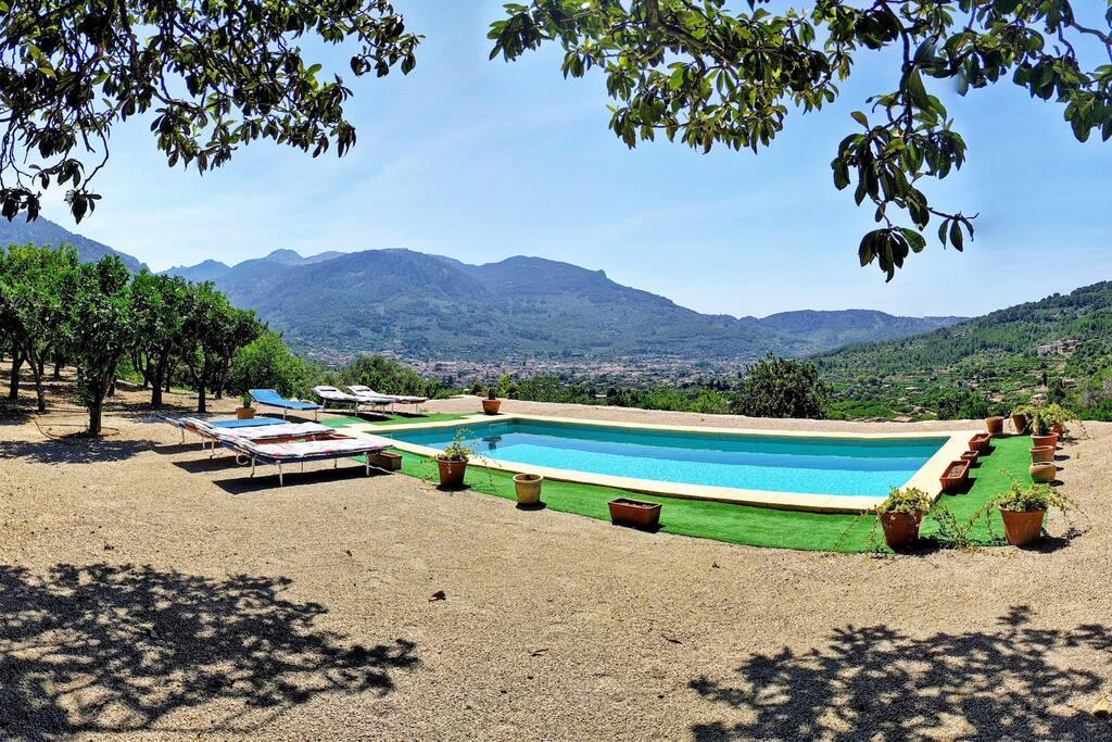 En esta panorámica podemos apreciar la zona de piscina equipada con tumbonas para que nuestros clientes puedan disfrutar del sol y de las estupendas vistas de las que dispone la propiedad.