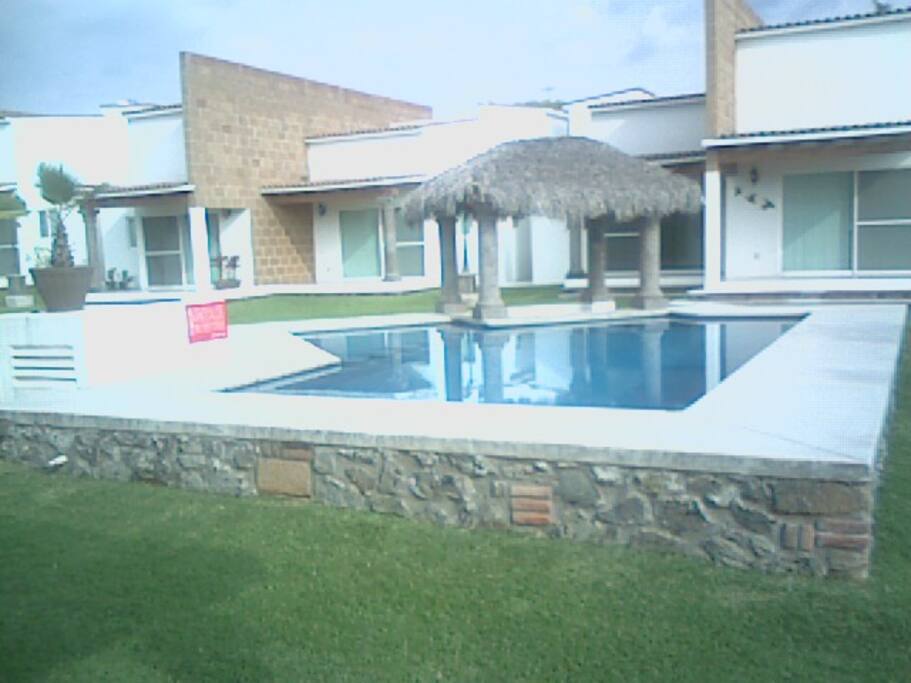 Alberca frente a la casa