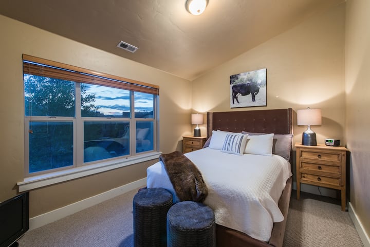 楼上卧室2张标准双人床