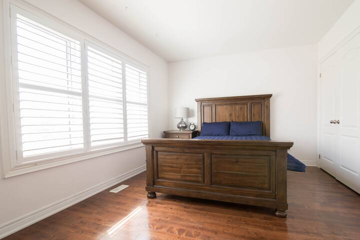 Spacious house, 10 minutes away from airport gallery image 3