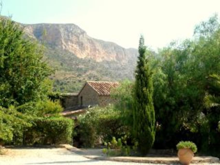 Casa del Pato with stunning Montgo as the back-drop