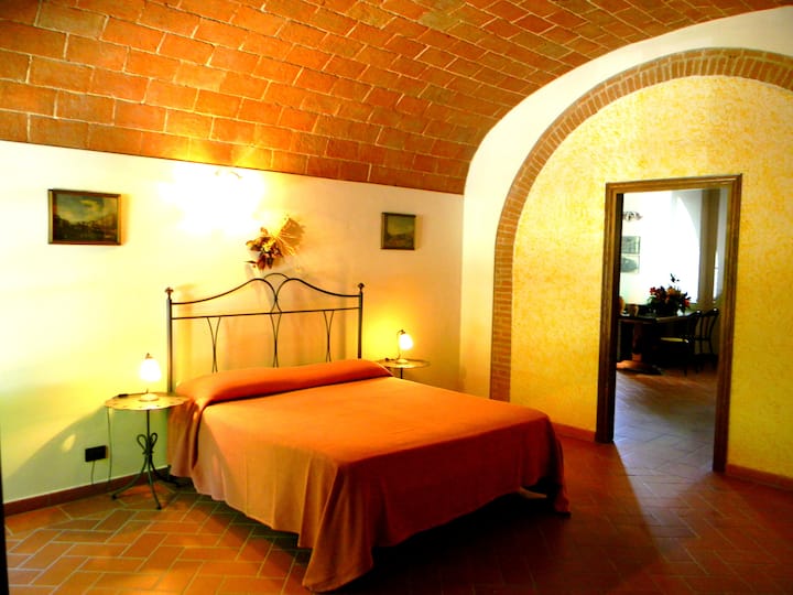 Спална соба трет кат со брачен кревет (широк 125 - 149 см