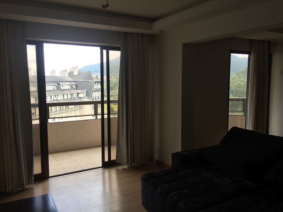 Sala com Duas Sacadas