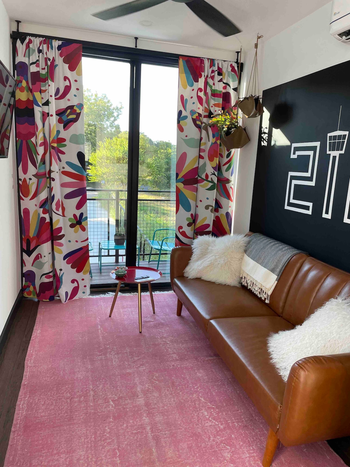 Top Airbnb: Vibrant 1 bedroom shipping container -free parking in Tobin Hill