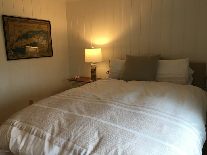 Უკანა საძინებელი საწოლით Queen