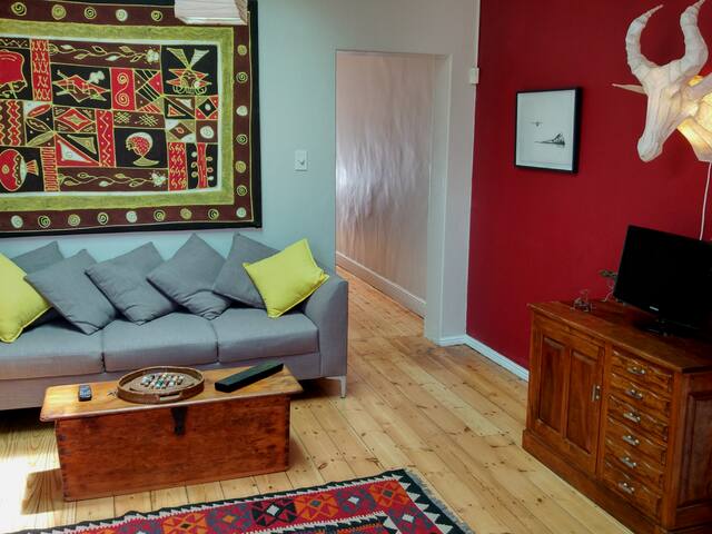 Sunny & spacious home in hip neighborhood gallery image 3