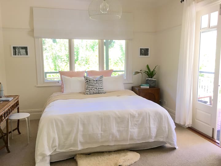 Master bedroom. Luxurious bedlinen provided