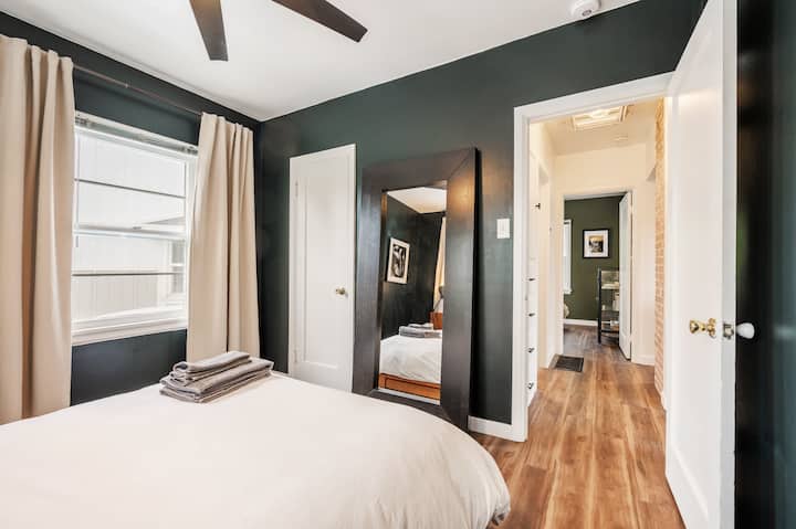 Საძინებელი 1 საწოლით და კარადათი. 