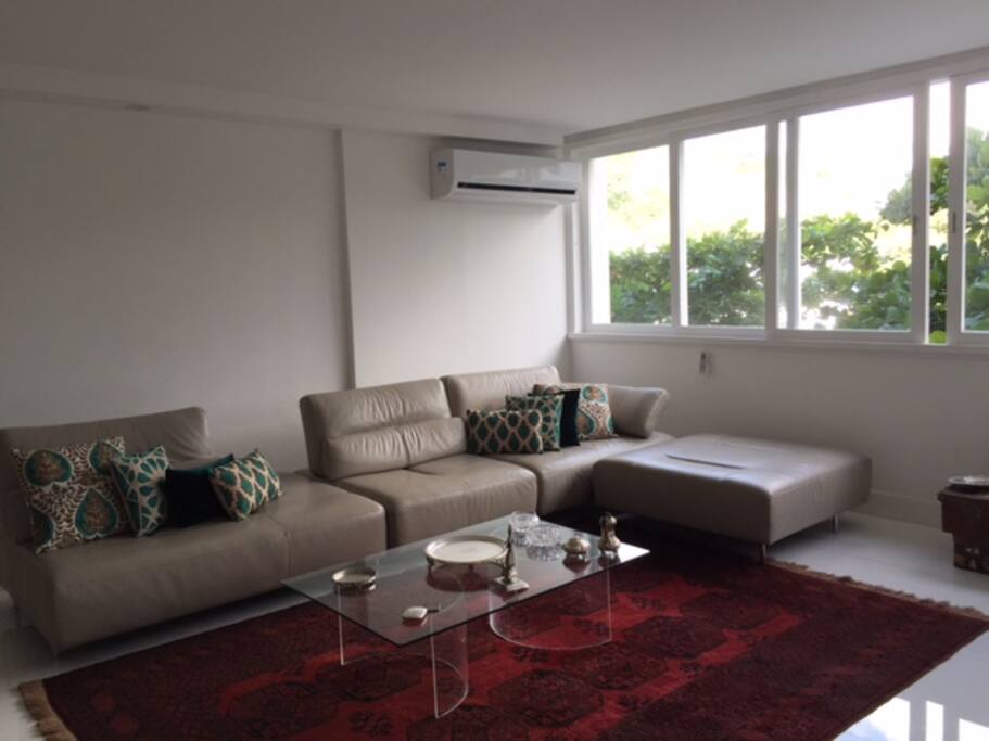 Sala de estar, outro ângulo.
