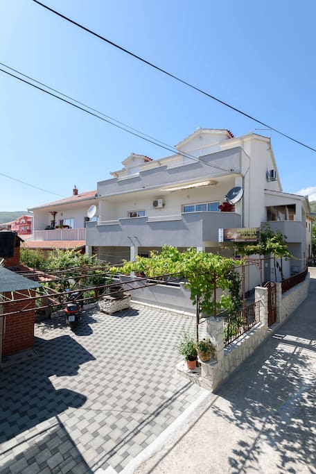House from outside..free parking