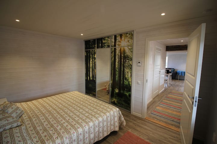 Საძინებელი ორადგილიანი საწოლით და ჩვილებისთვის განკუთვნილი ჩვილის საწოლით (სურათზე არ არის ნაჩვენები).