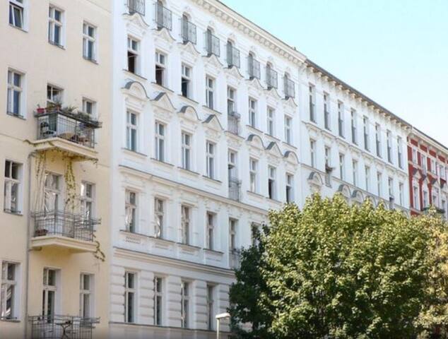 Airbnb Berlin 3 bed, 2 bath – huge flat in P´berg gallery image 3