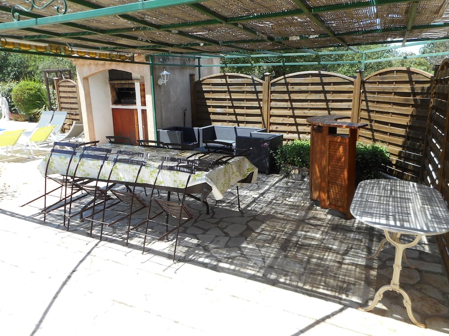 Sous la pergola
l'espace repas, bar salon barbecue.