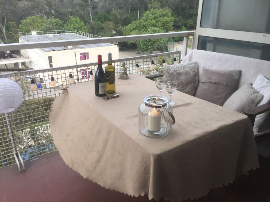 Terrasse, vue sur les collines
