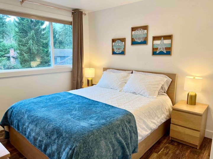 Bedroom 3, One Queen bed.