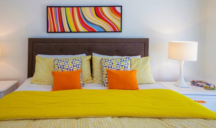 ห้องนอนผู้เข้าพักพร้อมเตียงขนาดคิงไซส์ตู้เสื้อผ้าขนาดใหญ่โต๊ะหัวเตียง 2 ตัวตู้เสื้อผ้าขนาดใหญ่และลานส่วนตัว