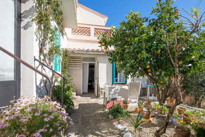 Garden-level studio, 5 min walk to beaches