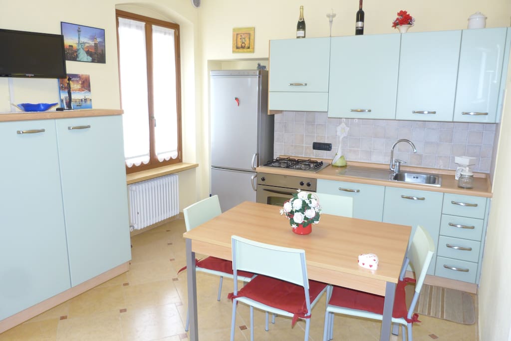 Zona giorno, cucina, tv lcd, condizionatore.