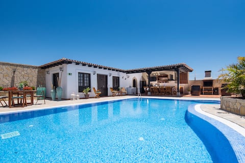 Country house with pools and Wi-Fi