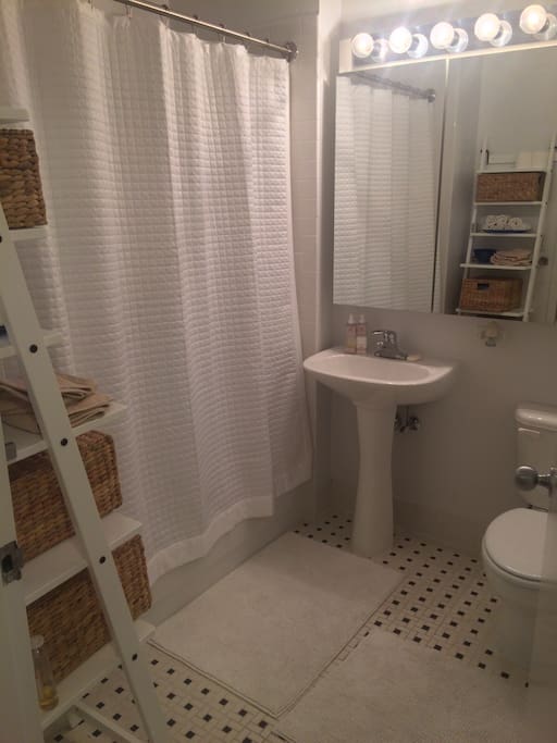 2 full Bathrooms