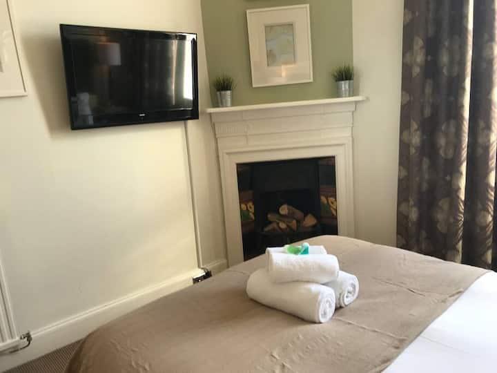 الغرفة الخضراء وغرفة النوم الثانية المضيئة والواسعة...