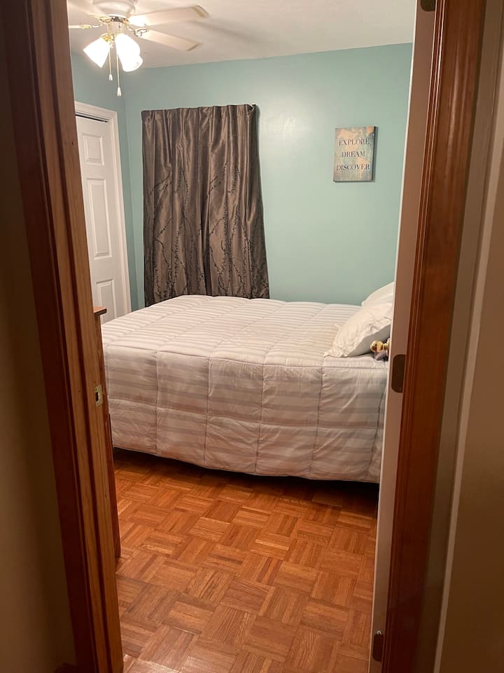 Smaller room, but comfortable bedroom. 

We will convert this to an office space for a long-term stay if requested.