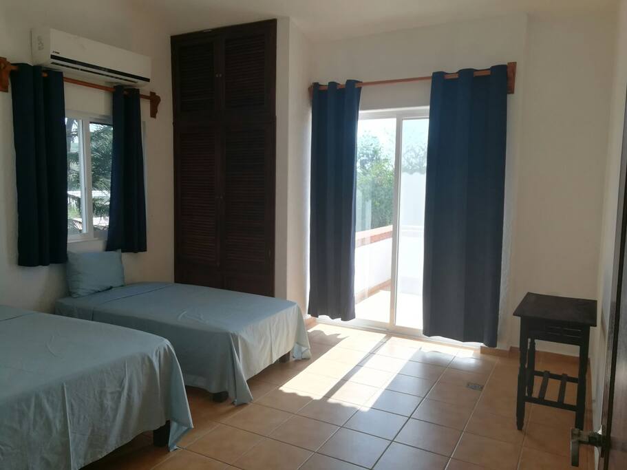 recámara 1 con aire acondicionado y baño completo privado. 1 cama matrimonial y 1 individual sábanas de algodón .