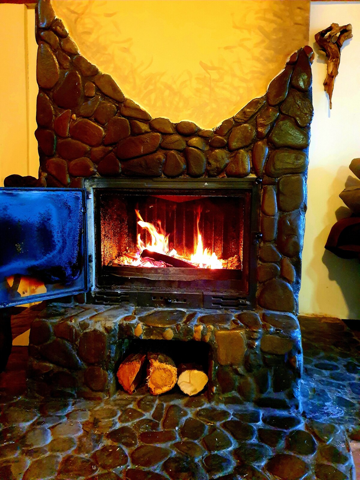 Doživljaj priče s drvenim kaminom
