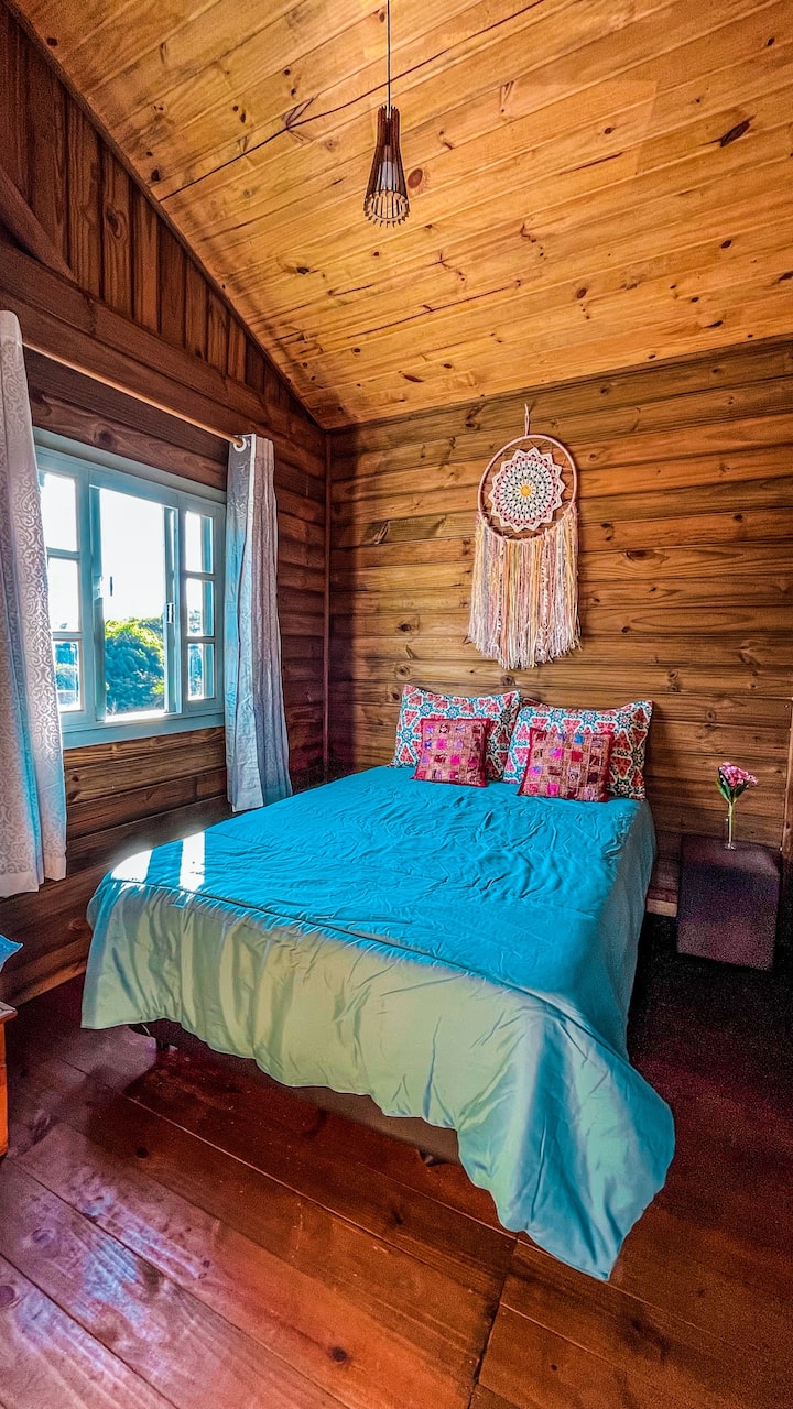 Habitación con cama matrimonial Ortobom con manantiales de bolsillo