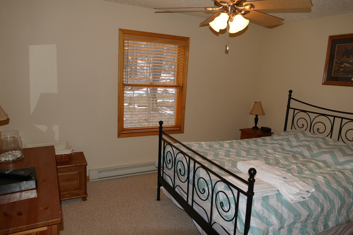 Dormitorio en el nivel principal con una cama tamaño queen