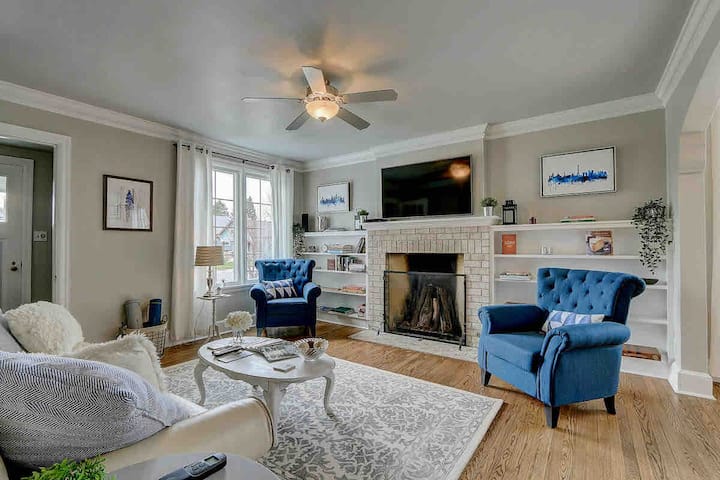 Boutique Wellness Retreat - Hot Tub And Fireplace - Sheboygan, WI