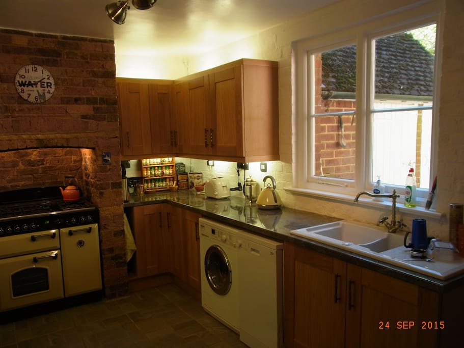 Kitchen, dishwasher, w/machine. Range cooker