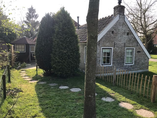 Knus vakantiehuisje in natuurlijke omgeving.