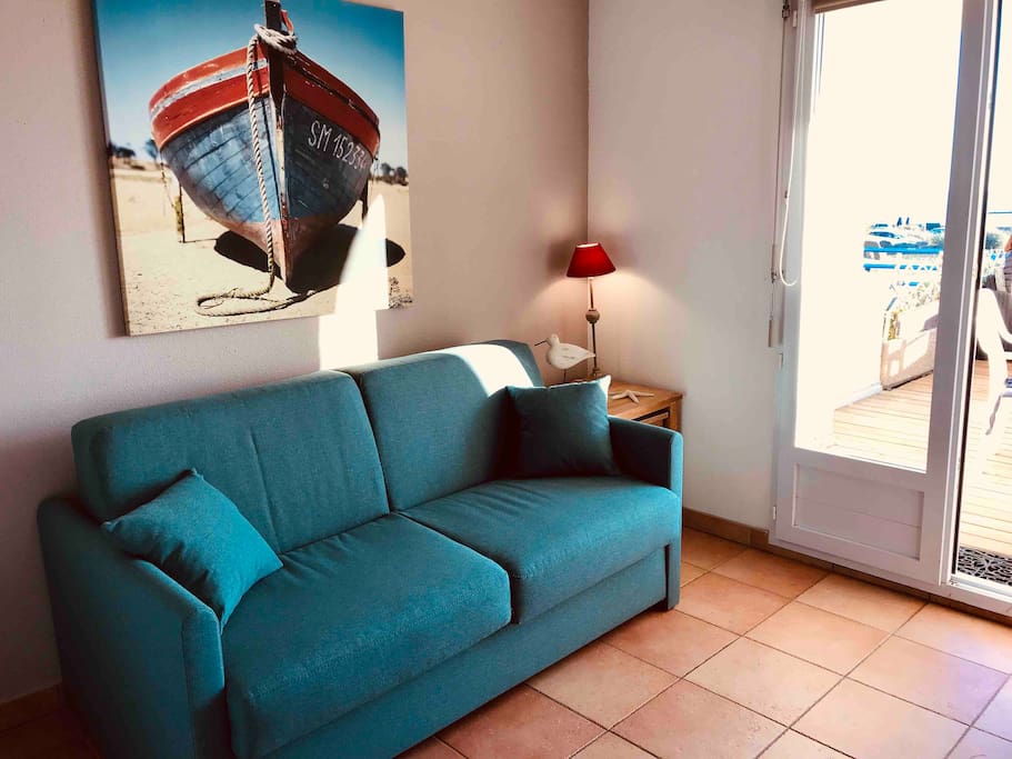 Coin salon avec canapé-lit convertible (rapido) pour 2 personnes
