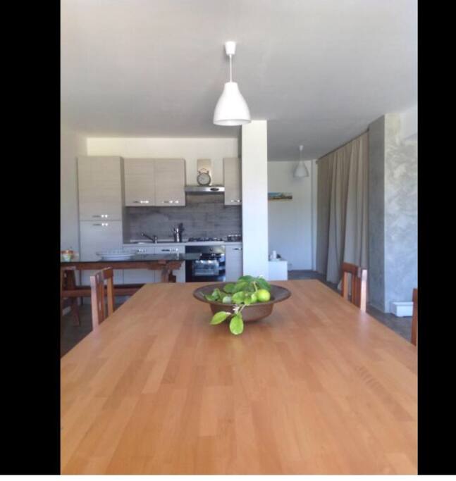 Cucina con grande tavolo o work-desk