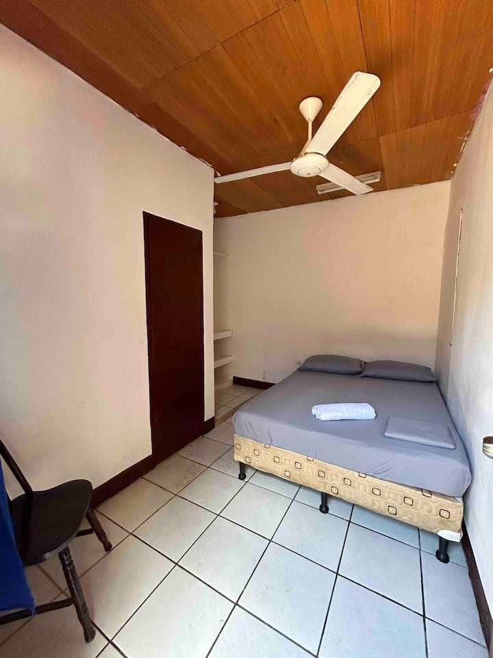 Трета стая със самостоятелна баня и вентилатор 