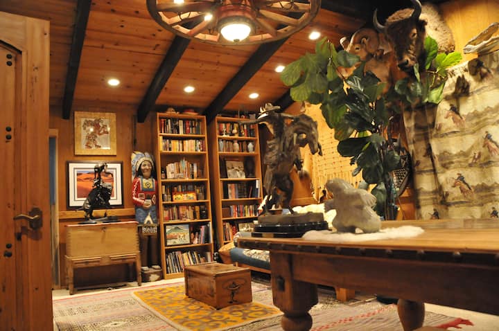 เวสเทิร์นเดนสำนักงานห้องสมุดพร้อมเตียงควีนไซส์ฟูกและโต๊ะทำงานขนาดใหญ่พร้อมอินเทอร์เน็ตความเร็วสูงและ Wi-Fi แนบห้องสมุด 2 ชั้นมาด้วย 