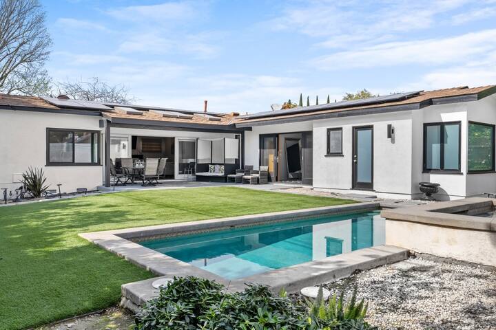 Toluca Lake Getaway Home gallery image 2