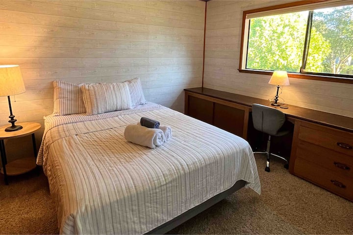 Допълнителна спалня със специално работно пространство. 