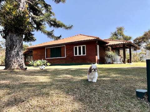Itaipava home, swimming pool, barbecue area, and view
