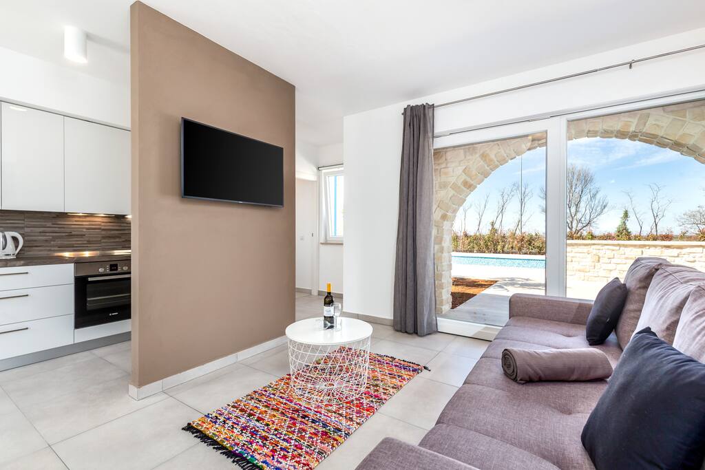 Living room with 40" flat-screen TV SAT