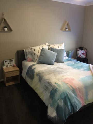 Cosy Queen in a peaceful home with a great host!