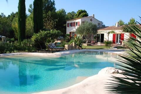 Le Lagon, large family home