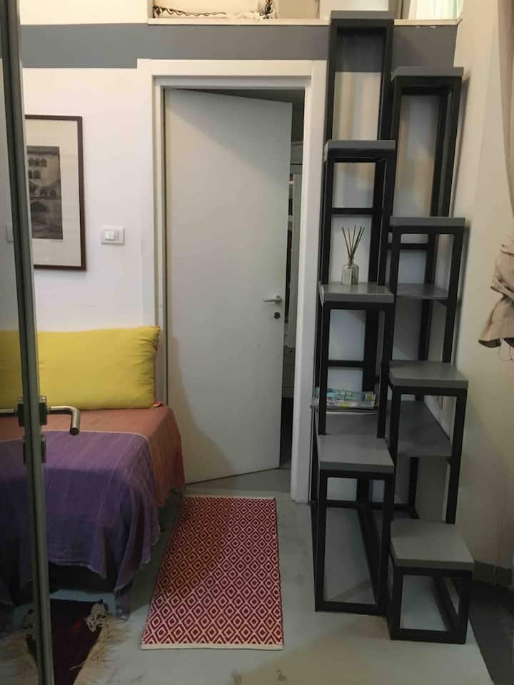 מדרגות לאזור מיטת הלופט בחדר השינה של האורחים 