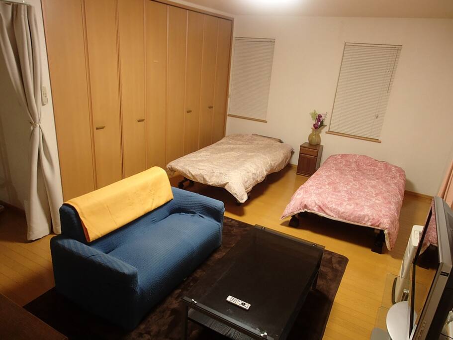 ベッドの横の収納も使用可能