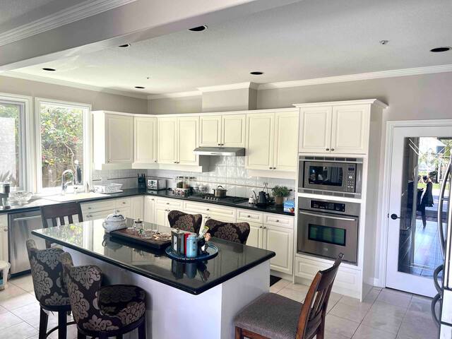 Charming Riverside Villa /Golf/Airport/UBC gallery image 3