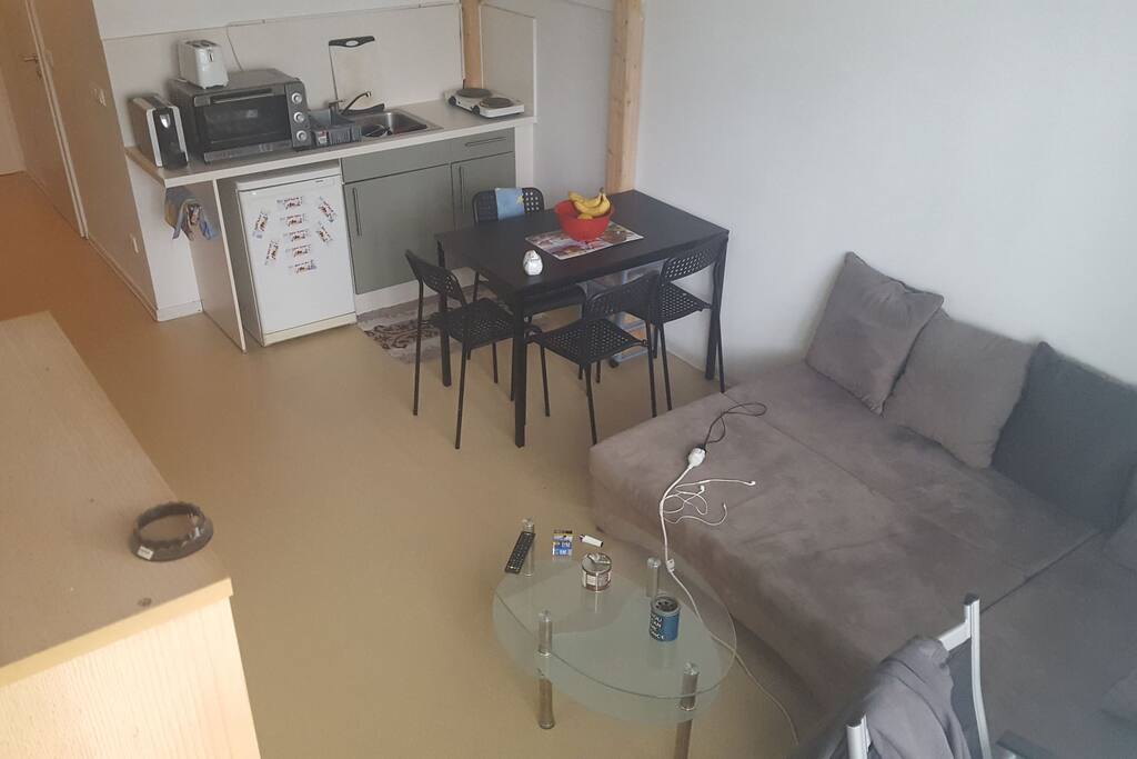 Wohnzimmer mit kleine offene küche