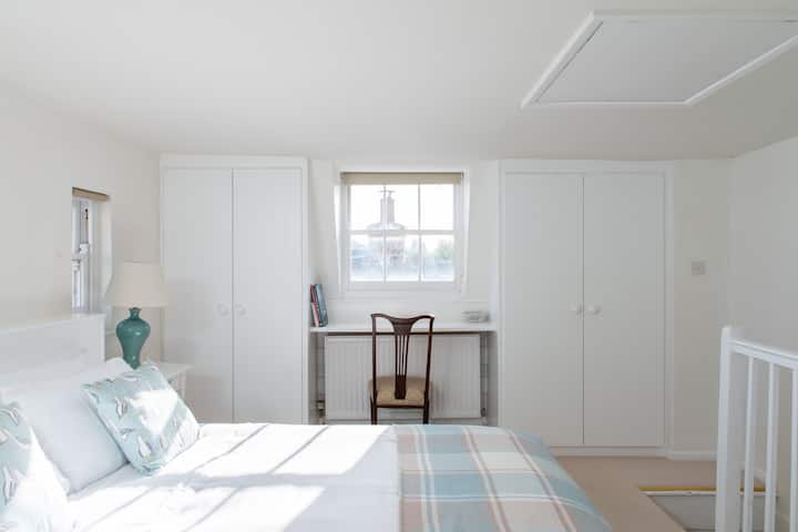 ห้องนอนใหญ่ (พร้อมห้องน้ำในตัว) 