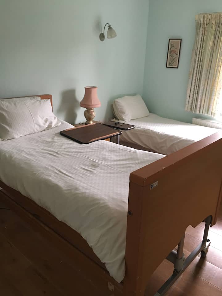 Ეს არის ორადგილიანი საძინებლის გაყოფილი და პროფილური საწოლის სურათი. 