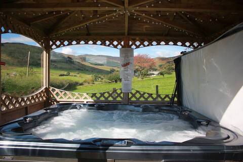 Breath taking Cabin Berwyn with private hot tub.